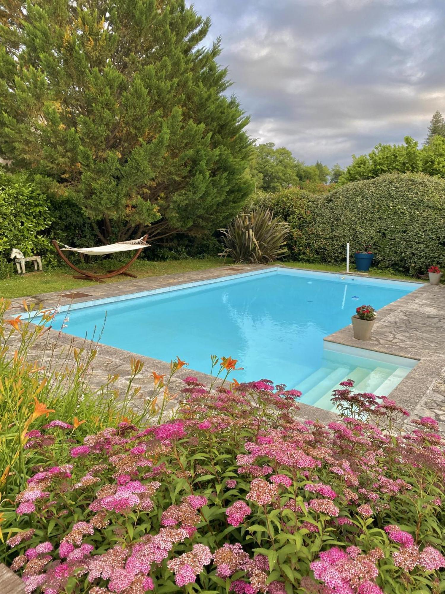 Agréable petit gîte avec piscine Salies-de-Béarn Exterior foto